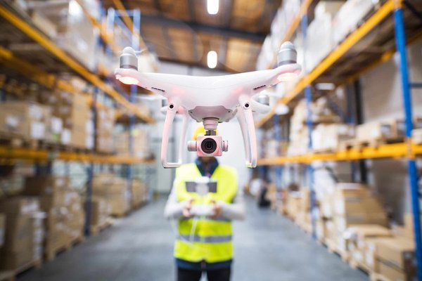 Comment utiliser les drones pour l'inventaire dans les grandes installations de stockage?